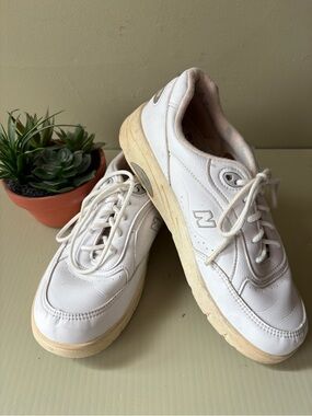 New Balance Women’s White  Sneakers cream sole  Sz 7